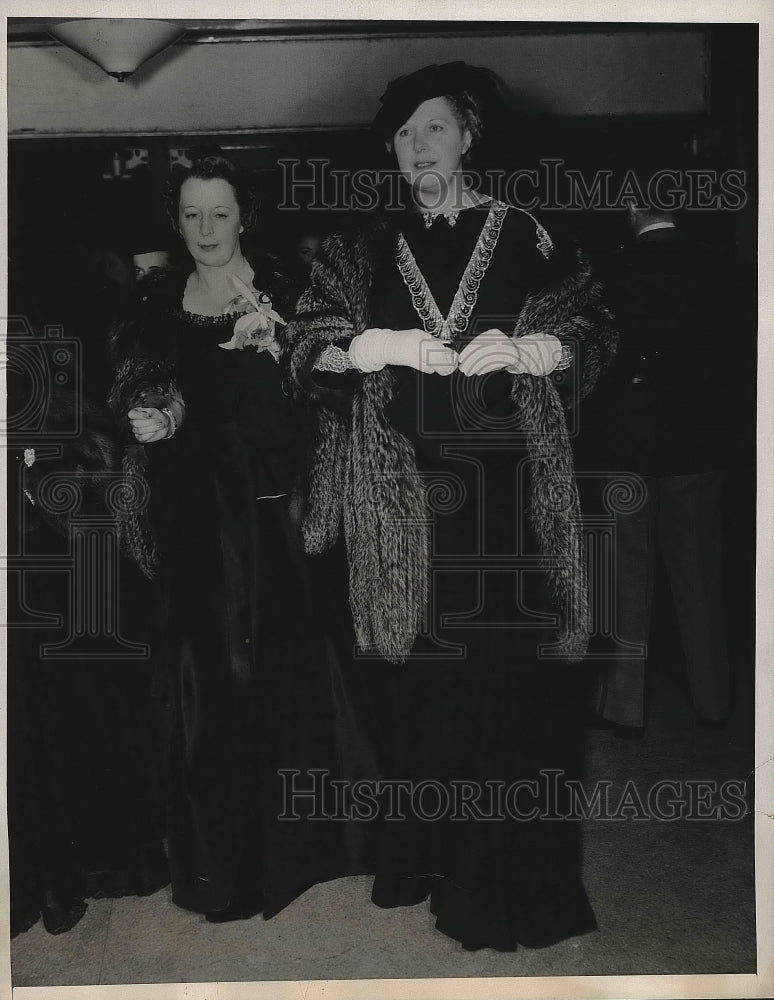 1939 Jane Carter &amp; Mrs Reed Albee at Natl Horse show in NY - Historic Images