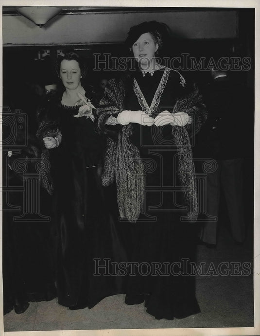 1939 Jane Carter & Mrs Reed Albee at Natl Horse show in NY - Historic Images