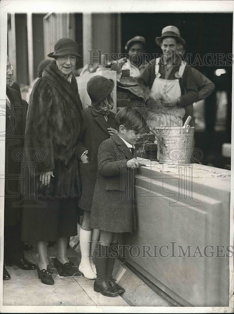 1932 Press Photo Cornerstone laid for B Franklin memorial by W Bok - Historic Images