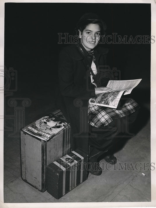 1951 Press Photo Bobbie Glueck visiting her aunt in Cleveland, Ohi0 - nea71200 - Historic Images