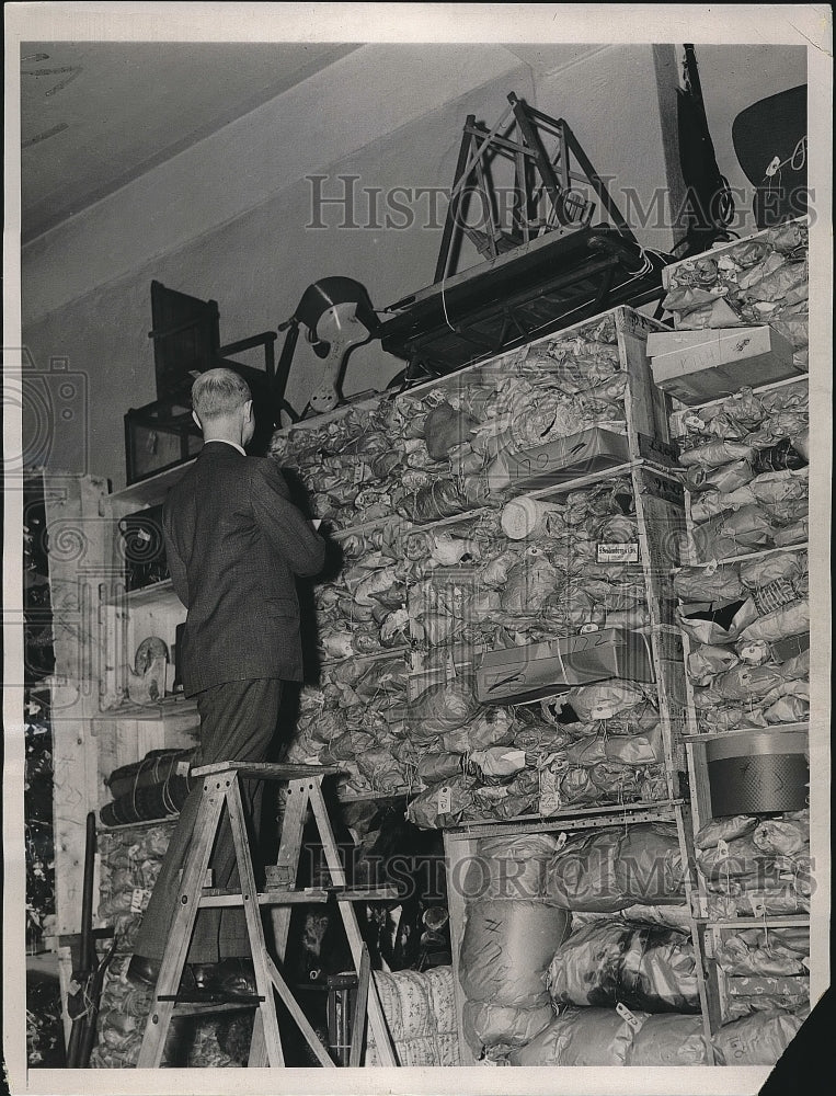 1936 Press Photo Collection of stuff left on  IRT subway to be auctioned off - Historic Images