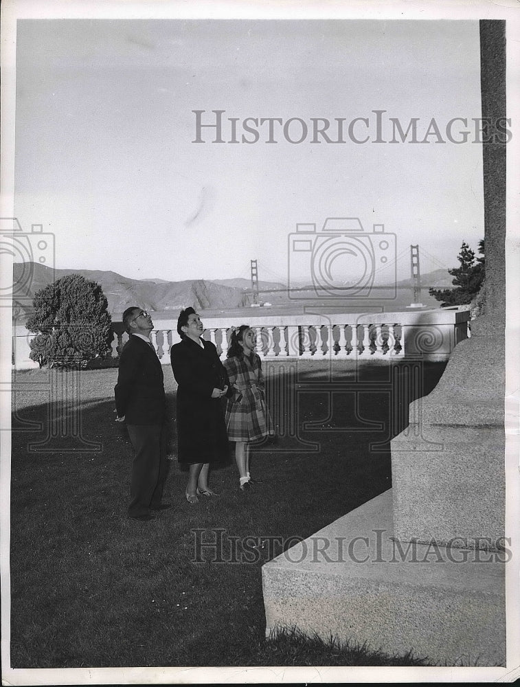 1947 Mr. and Mrs. Herbert Kaufman, Daughter Erica, Visit Memorial - Historic Images