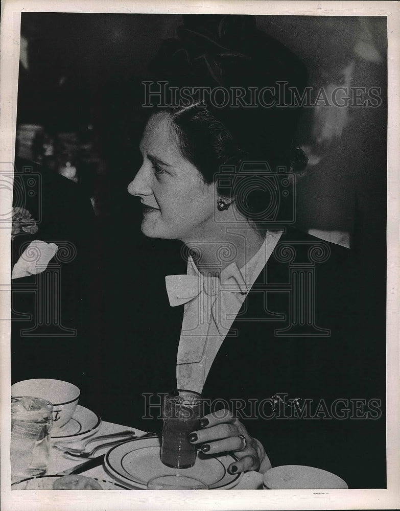 1947 Press Photo Mrs Robert J. Cruikshank, wife of British newpaperman - Historic Images