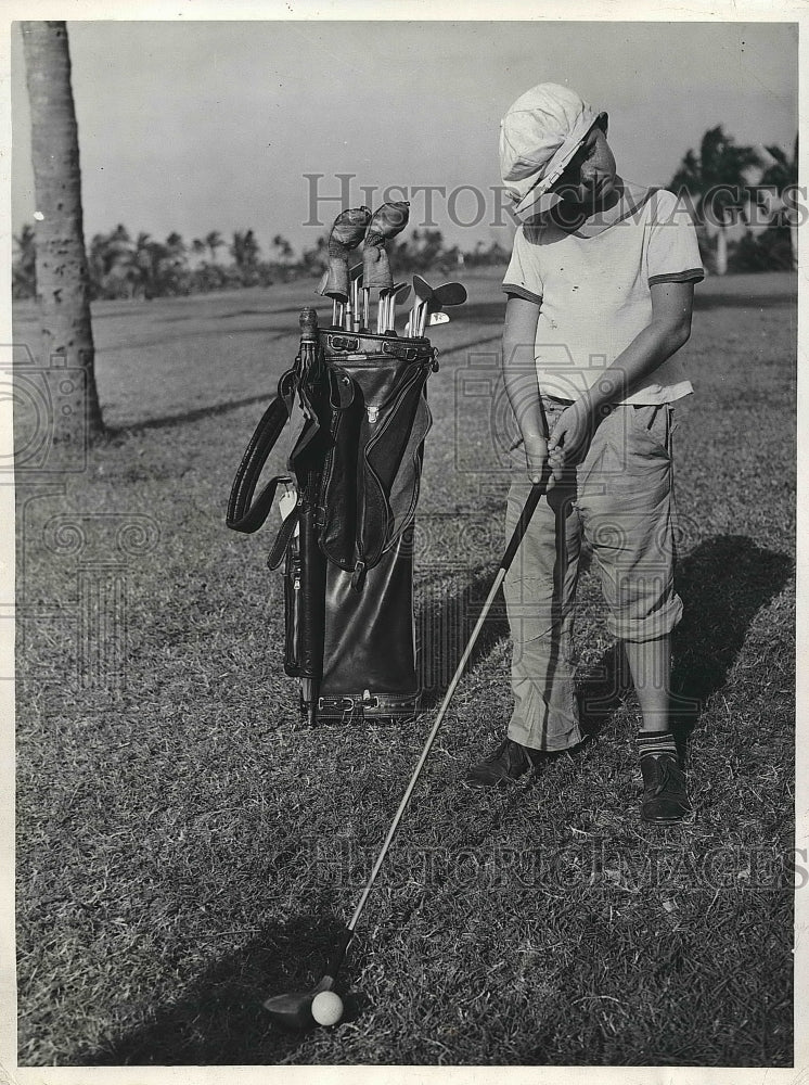 1943 Press Photo Caddie Arthur Bain Plays With Driver Normandy Isle Golf Club - Historic Images