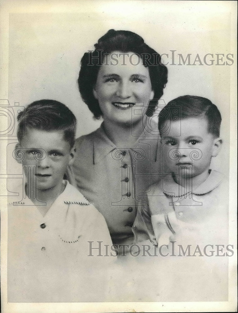 1943 Press Photo james &amp; Peter Dirkich &amp; mom Mary before dad killed them - Historic Images