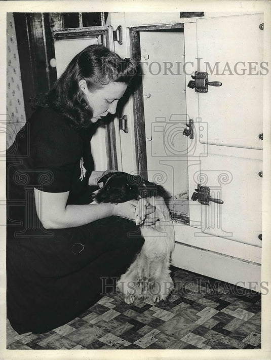 1943 Chicago, Ill. Mrs Oma Barton & her dog at fridge son died in - Historic Images