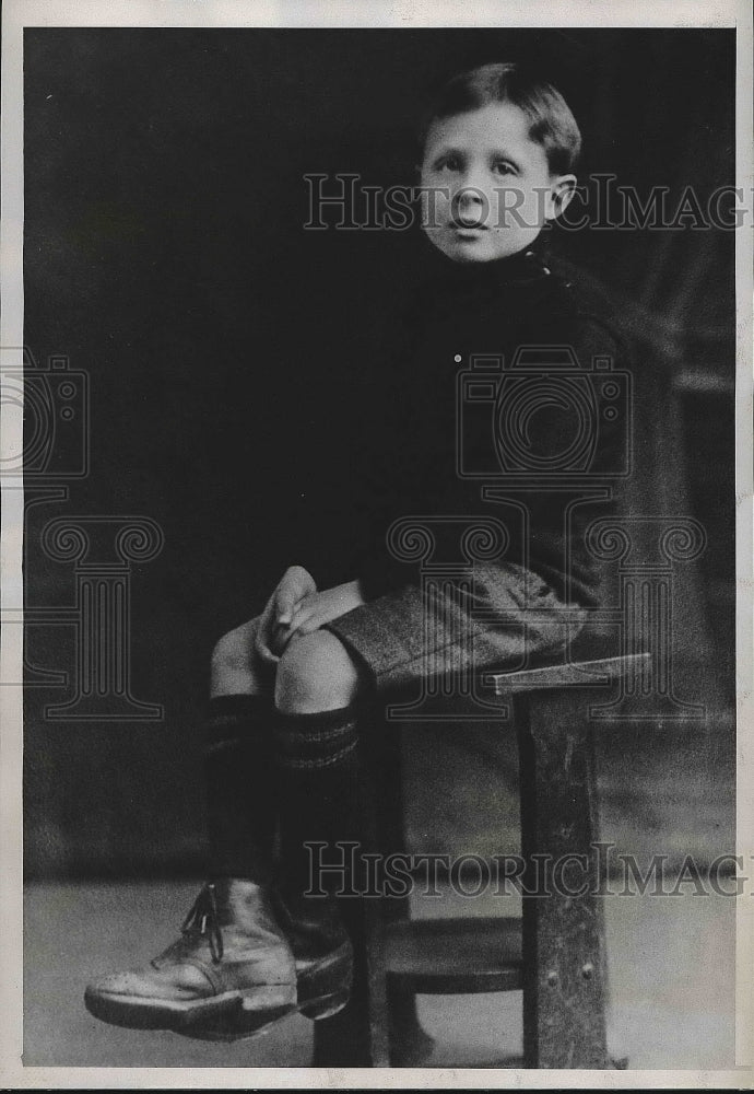 1934 Press Photo Child Frank Millen Being Held by Police for Killing Chidl - Historic Images