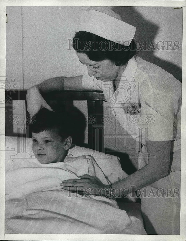 1934 Press Photo young beating victim Arthur Miller recovers in hospital - Historic Images