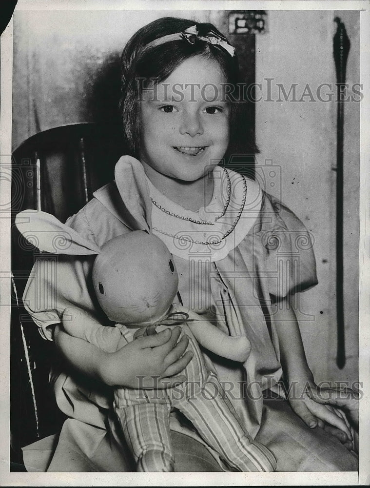 1934 Leukemia victim Willie Mae Miller of Memphis, TN plays til end - Historic Images