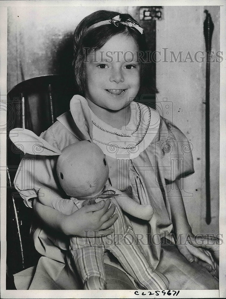 1934 Press Photo terminally ill girl Willie Mae Miller plays with toys - Historic Images