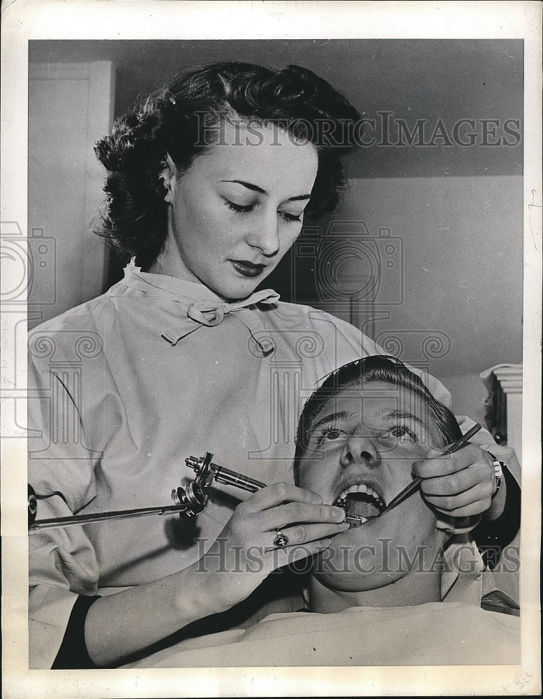 1944 Emma Moore Dental Technician Jamestown Works On Patient - Historic Images