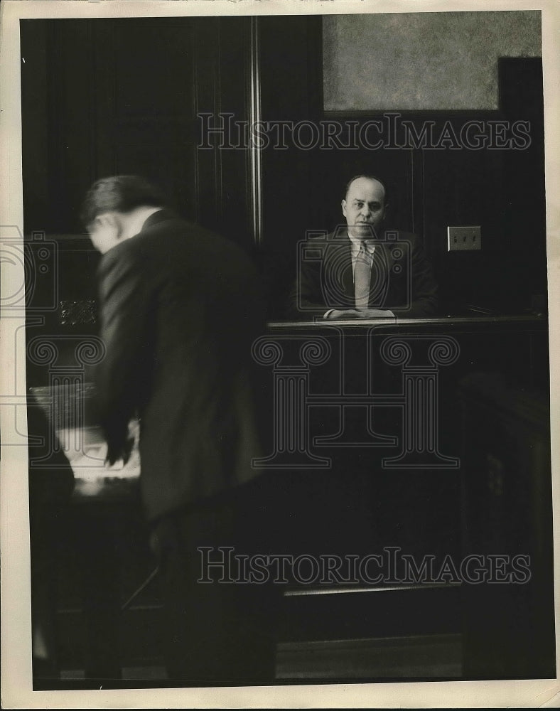 1931 Press Photo EG Mergimer Clerk Of Cleveland Trust Company On Stand - Historic Images