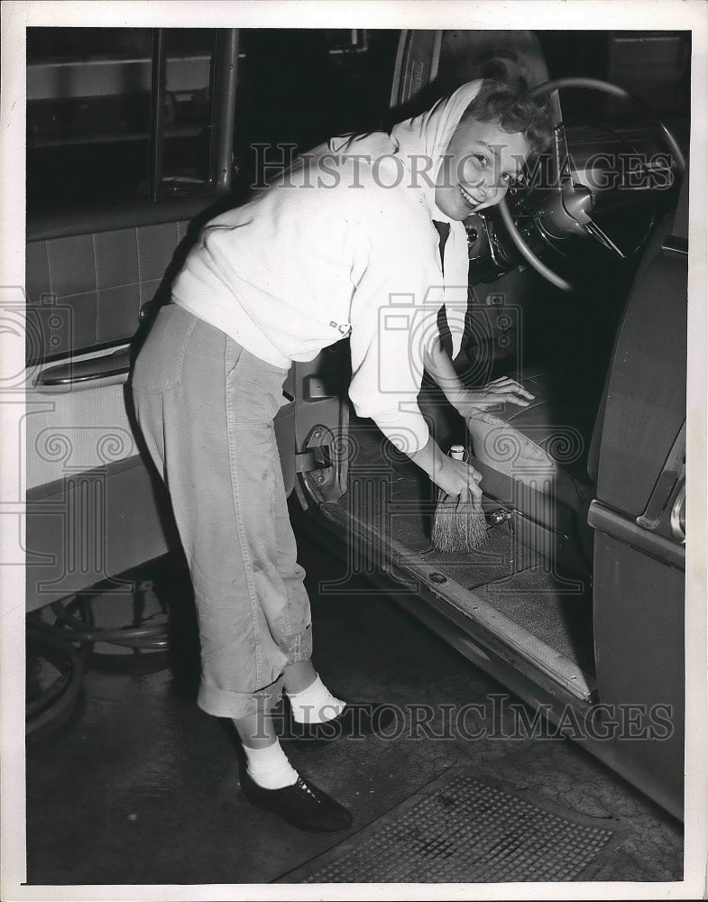 1957 Press Photo Joanne Komsic of Cleveland, Ohio cleaning a auto - Historic Images