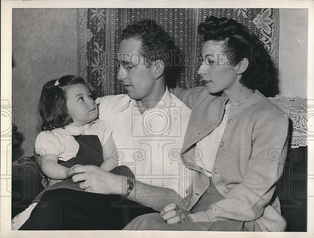 1946 Press Photo St Paul, Minn. Mr &amp; Mrs Gordon C Bartlett &amp; their daughter - Historic Images