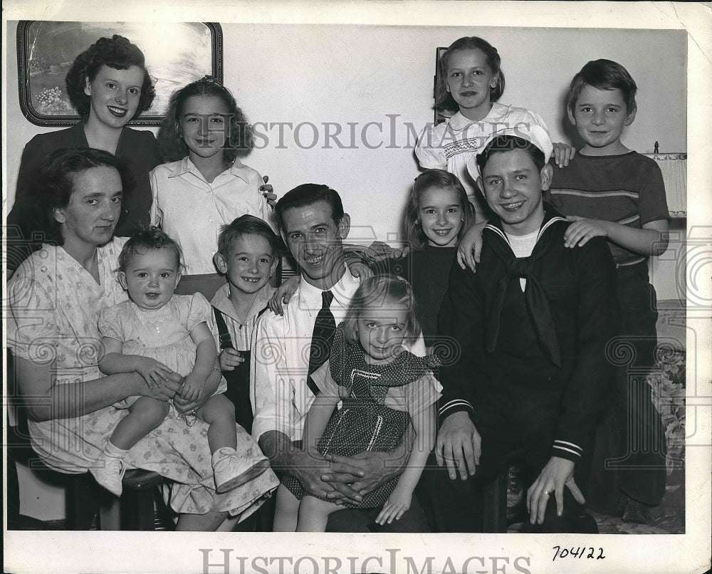 1943 Press Photo Courtland Rader with Family, Re-enlists in Navy - Historic Images