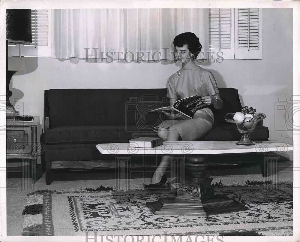 1962 Press Photo A dual purpose sofa bed comes with variery of fabric choices - Historic Images