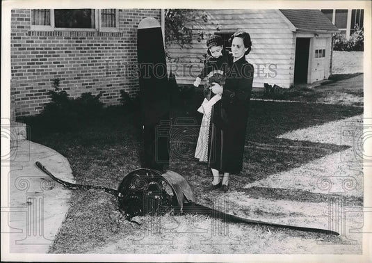 1952 Belleville, Ill Mrs Wm Beuckman & son & plane propeller - Historic Images