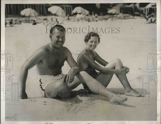 1933 Press Photo Mr & Mrs C.A. Mulligan at Elbow Beach hotel in Bermuda-Historic Images