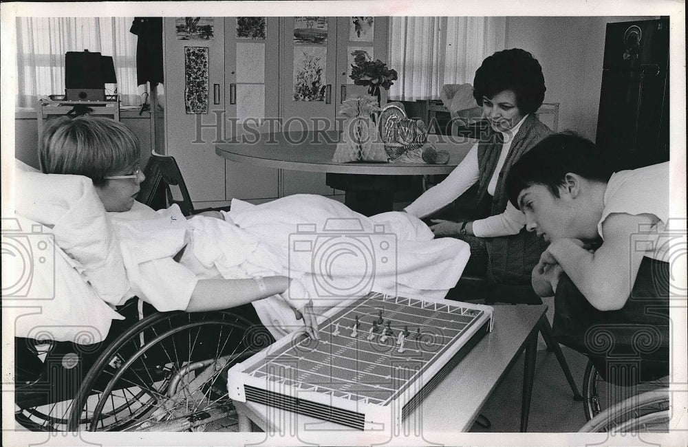 1973 Dan Murphy and Jimmy Brown playing game while in hospital - Historic Images