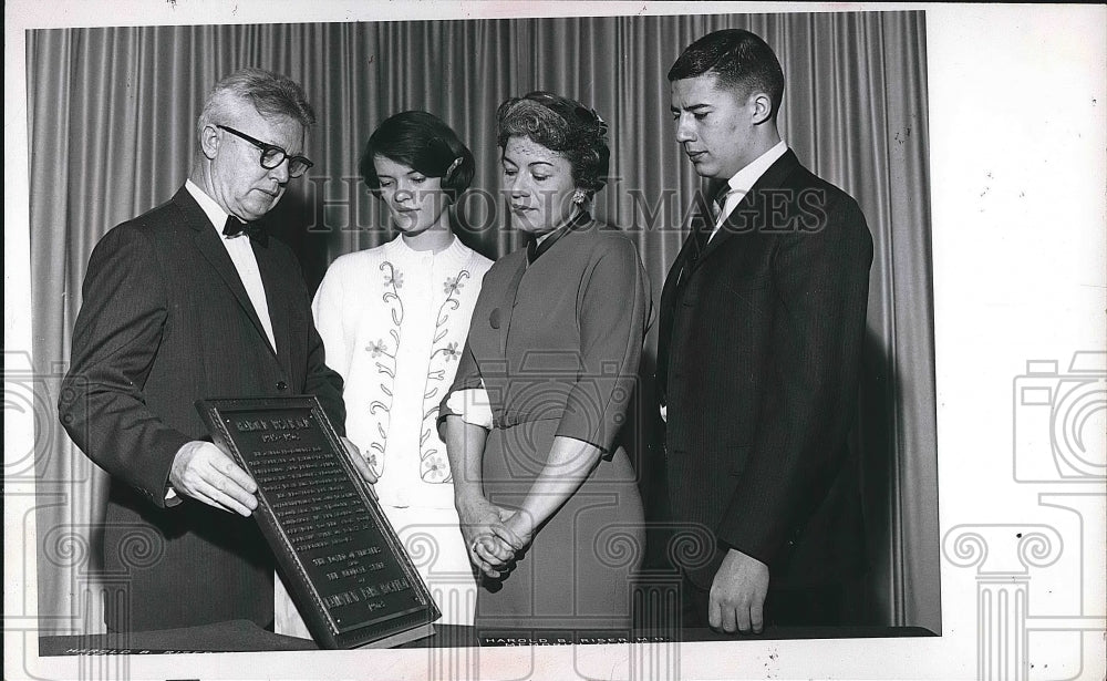 1964 Press Photo Dr Edward Schumacher, Mr sH Riser, &amp; her children - nea71549 - Historic Images