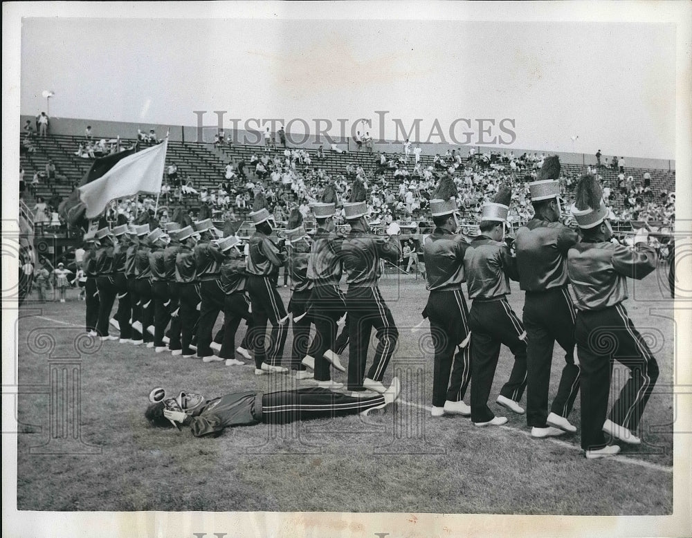 1962 Press Photo Seneca Chiefs Drum &amp; Bugle Corps as L Franzese collapses - Historic Images