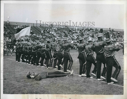 1962 Press Photo Seneca Chiefs Drum & Bugle Corps as L Franzese collapses - Historic Images