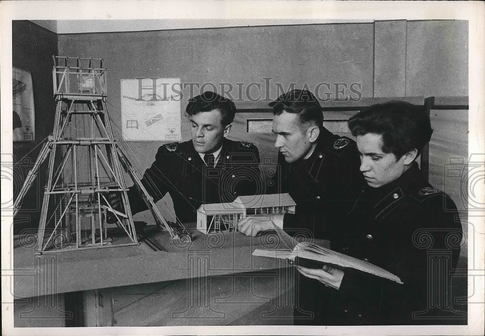 1949 Press Photo Leningrad, Russia students at Minining Institute - Historic Images