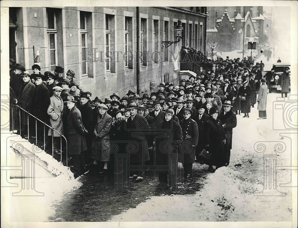 1935 Press Photo Long lines of men wait to enter abuilding - nea71614 - Historic Images