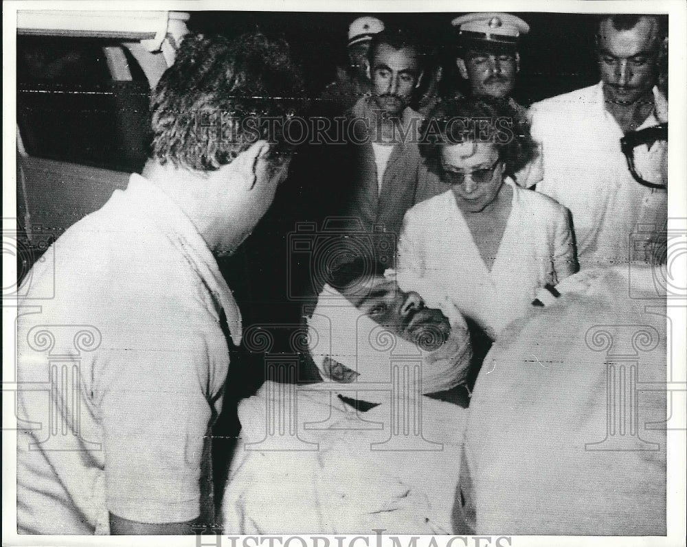 1970 Press Photo Injured Man Unloaded from Red Cross Plane, Jordanian Civil War - Historic Images