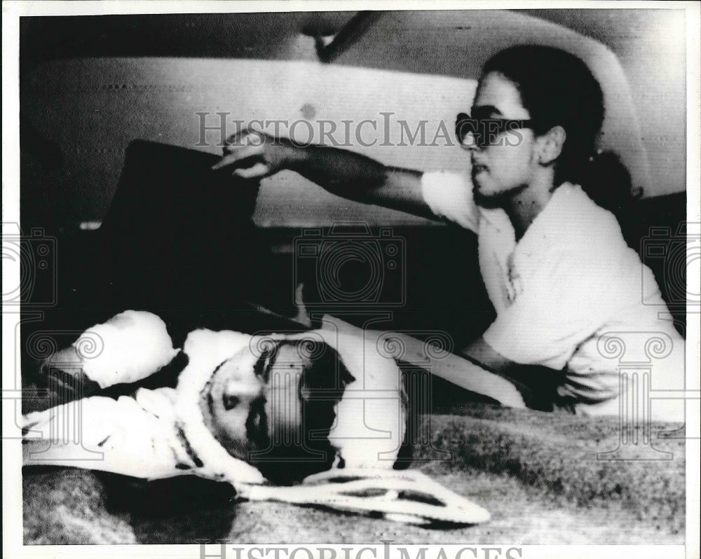 1970 Press Photo Nurse With Child Victim of Jordanian Civil War, Beirut, Lebanon - Historic Images