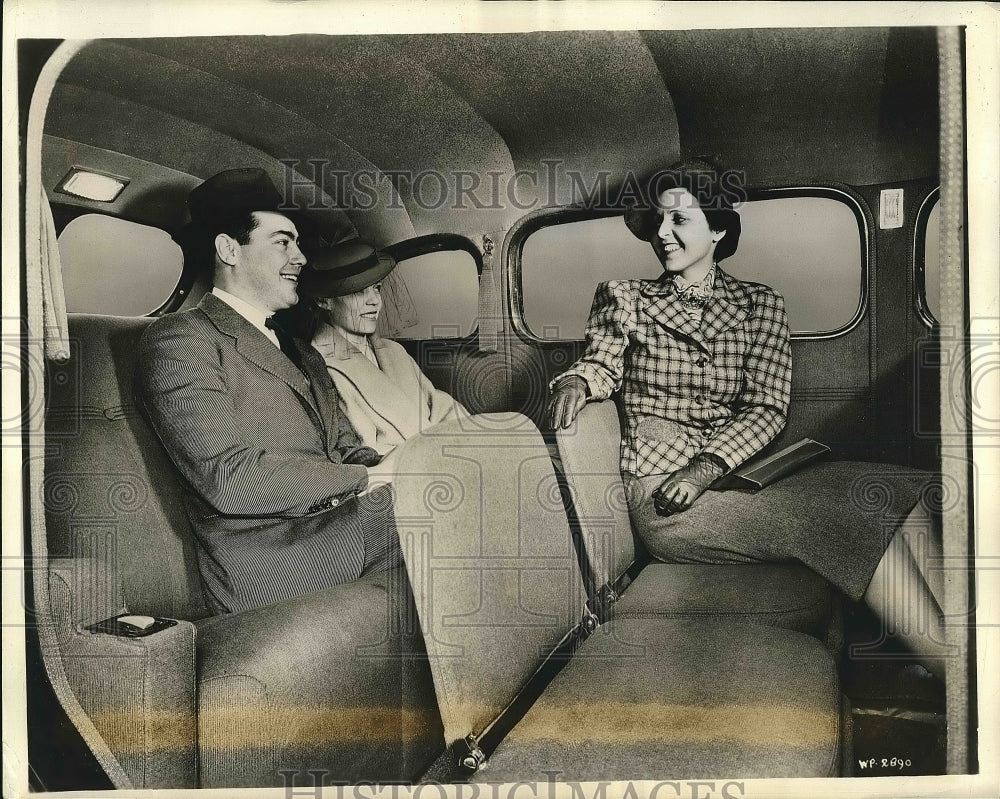 1939 Press Photo roomy interior of Plymouth 7 passenger sedan demonstrated - Historic Images