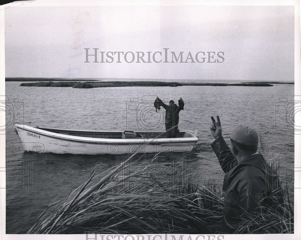 1958 duck hunters Orville Tillet, Mack Etheridge in N. Carolina - Historic Images