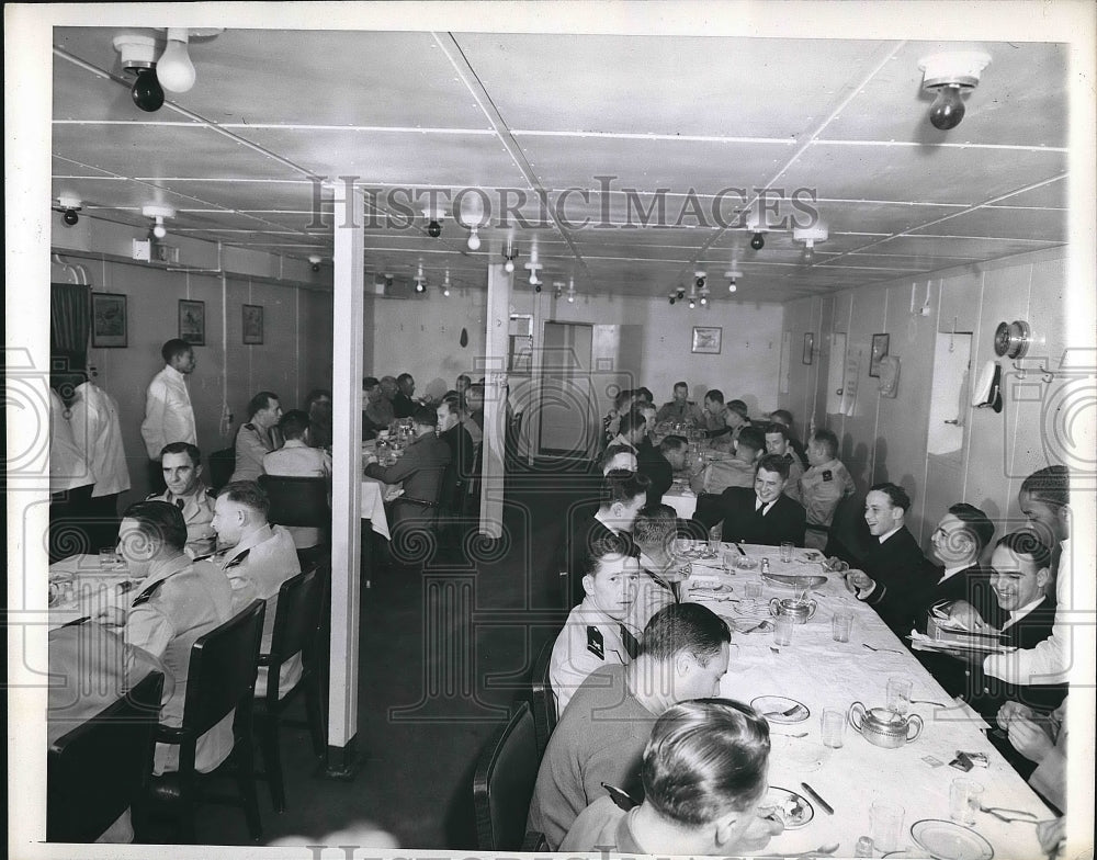 1943 Press Photo Officers at Dinnertime Aboard U.S. Escort Carrier - nea71693 - Historic Images