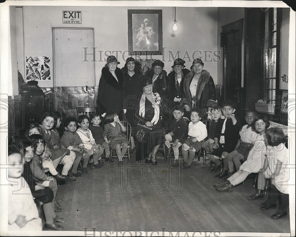 1932 Press Photo Dolly Gann Visits Welfare Institution, M. Higgins, W. Knight - Historic Images