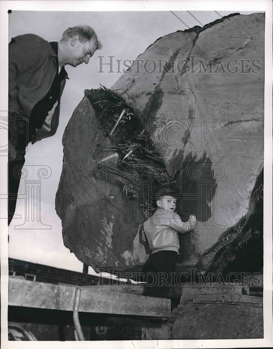 1954 Press Photo Jay Daw Jr. with his father Jay Daw Sr. - nea71764 - Historic Images