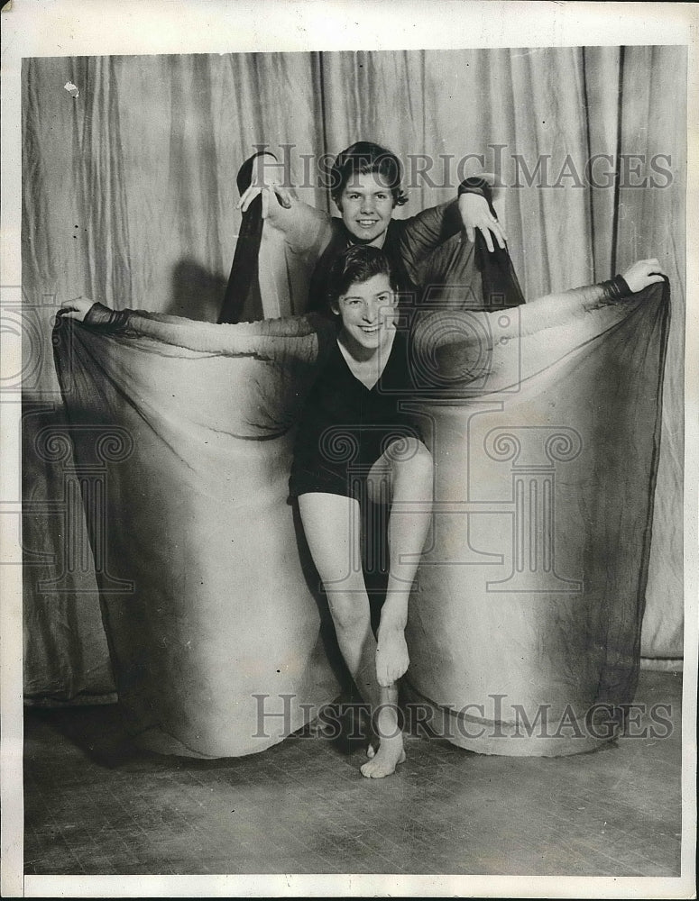 1933 Press Photo Dorothy Woehr &amp; Esther Kraft at demonstration at Temple Univ. - Historic Images