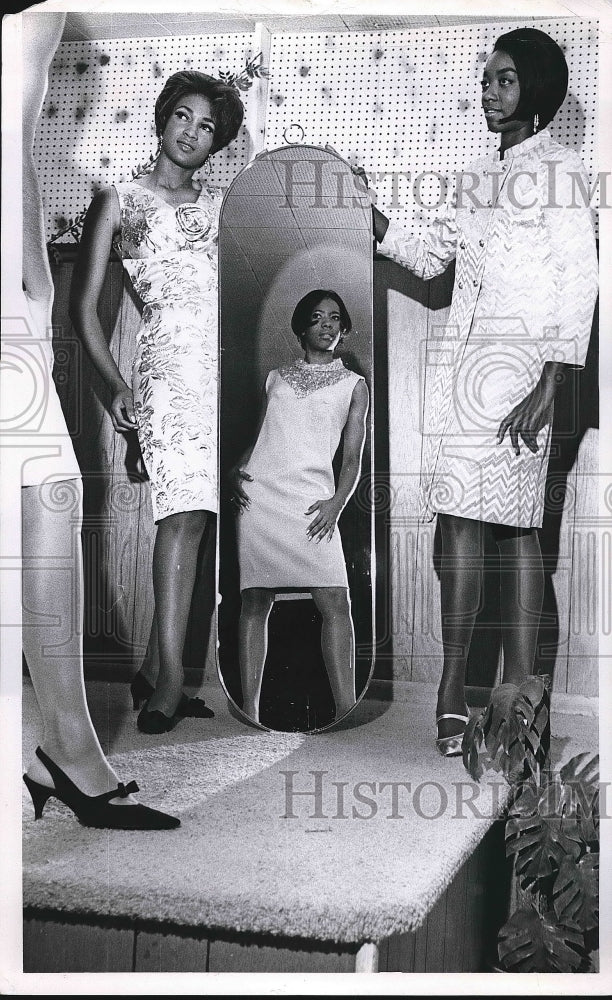 1967 Jo Gilmore, Teresa Middleton, Mayre Rose at modeling studio - Historic Images