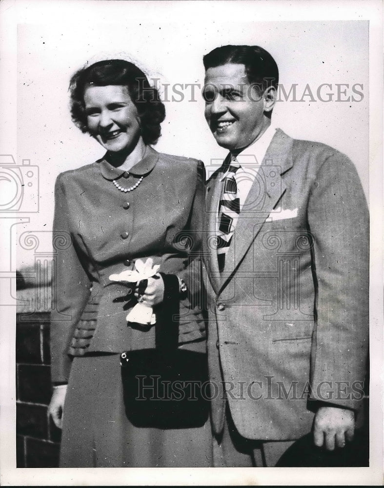 1952 Walter Henn and his wife Zelda before going to a hospital - Historic Images