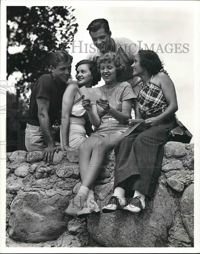 1940 Press Photo Looking at some letters - nea71824 - Historic Images