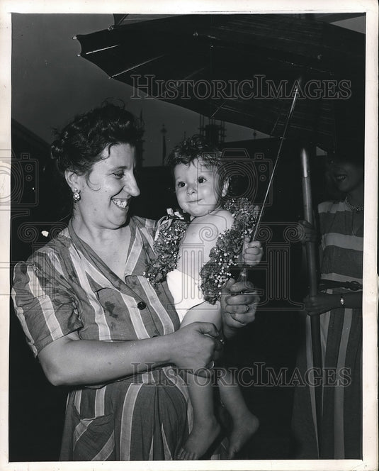1949 Anthony Hanzimanolis, 10 month old winner in the 2nd heat of - Historic Images