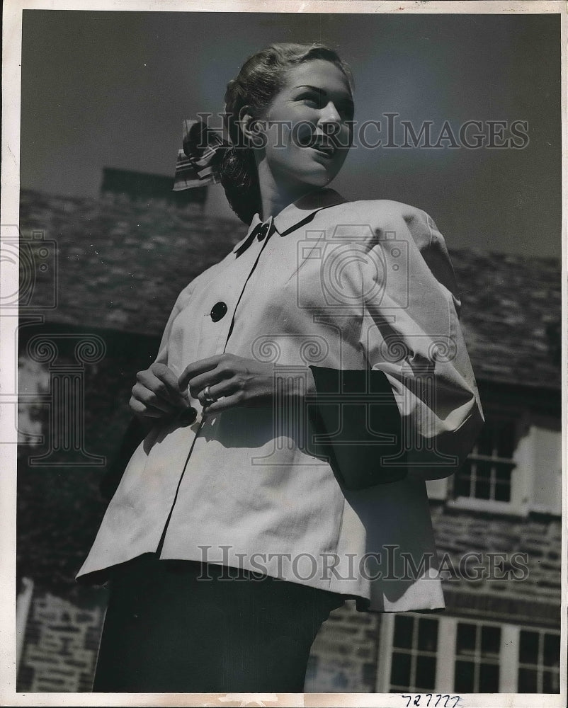 1944 College girl leisure - Historic Images