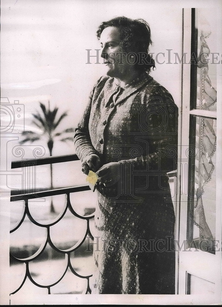 1936 Mrs. Richard Simpson at a hotel  - Historic Images