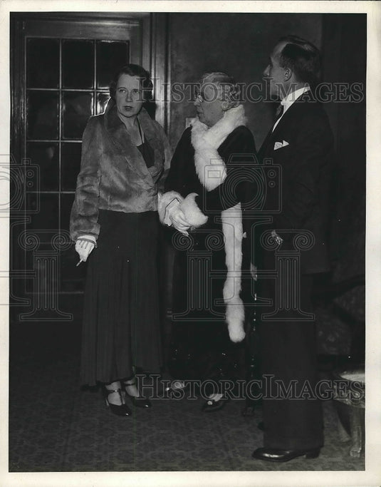 1932 Press Photo Mrs. F.L. Summer at the Playhouse winter Season formal Opening. - Historic Images