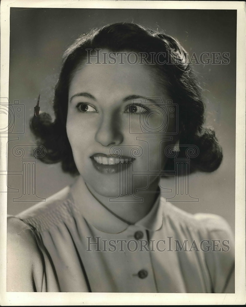 1940 Social life Miss Isabelle Strauss  - Historic Images