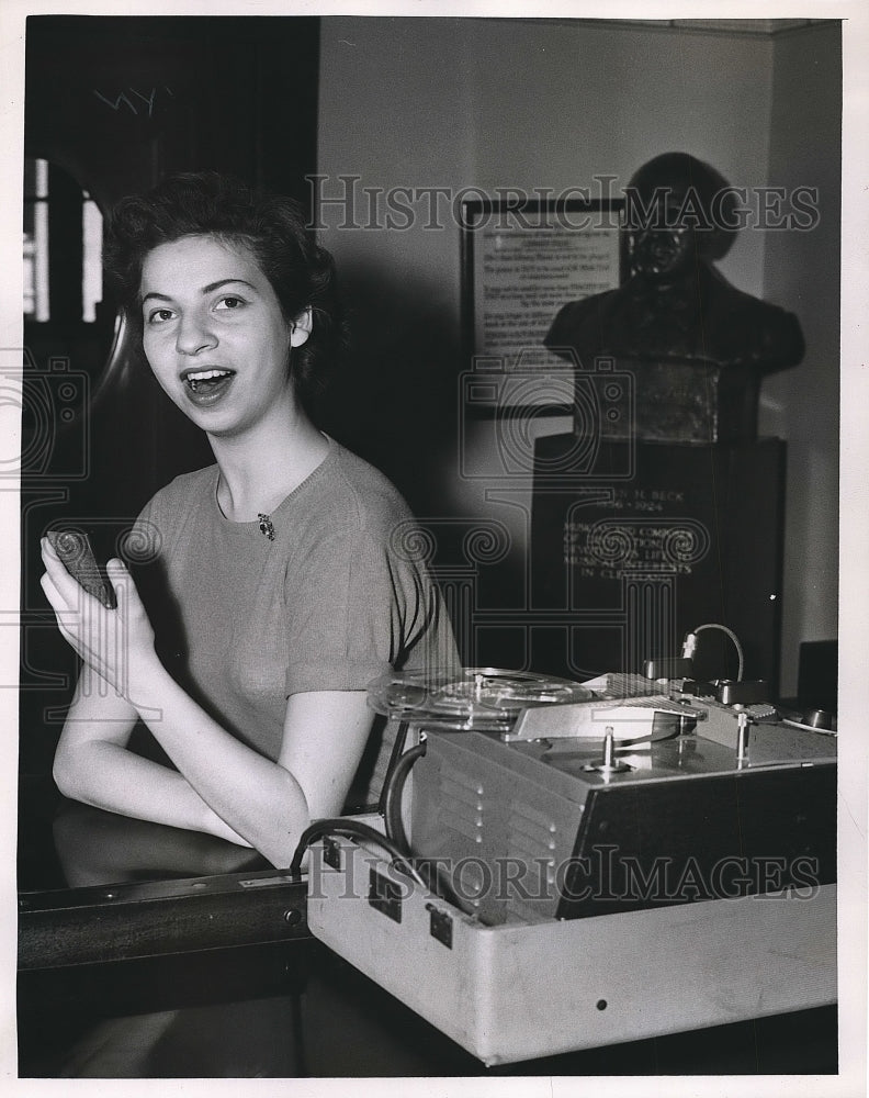 1955 Singer Elinor Sandlyn at recording studio  - Historic Images