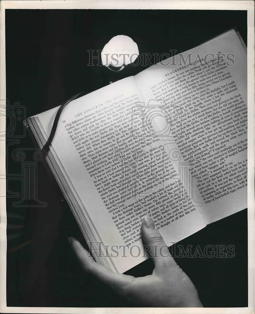1950 Press Photo Showing off a book light for reading - Historic Images