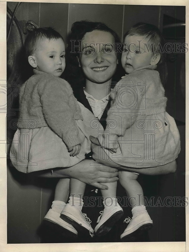1946 Press Photo Rosalie Zbacnik with her twins Ann Marie Franca - nea71929 - Historic Images
