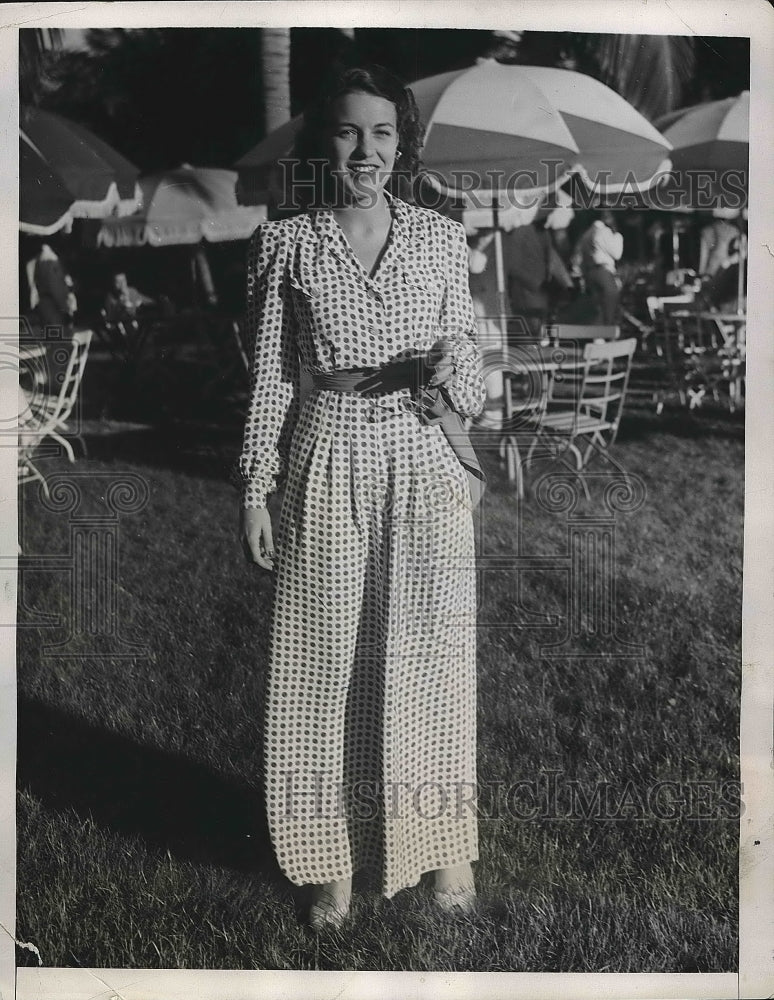1941 Mrs. Bryce Pinder at Red Cross benefit  - Historic Images