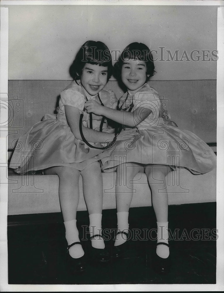 1962 Jacalyn and Jeryln Pelletiere sitting on a couch  - Historic Images