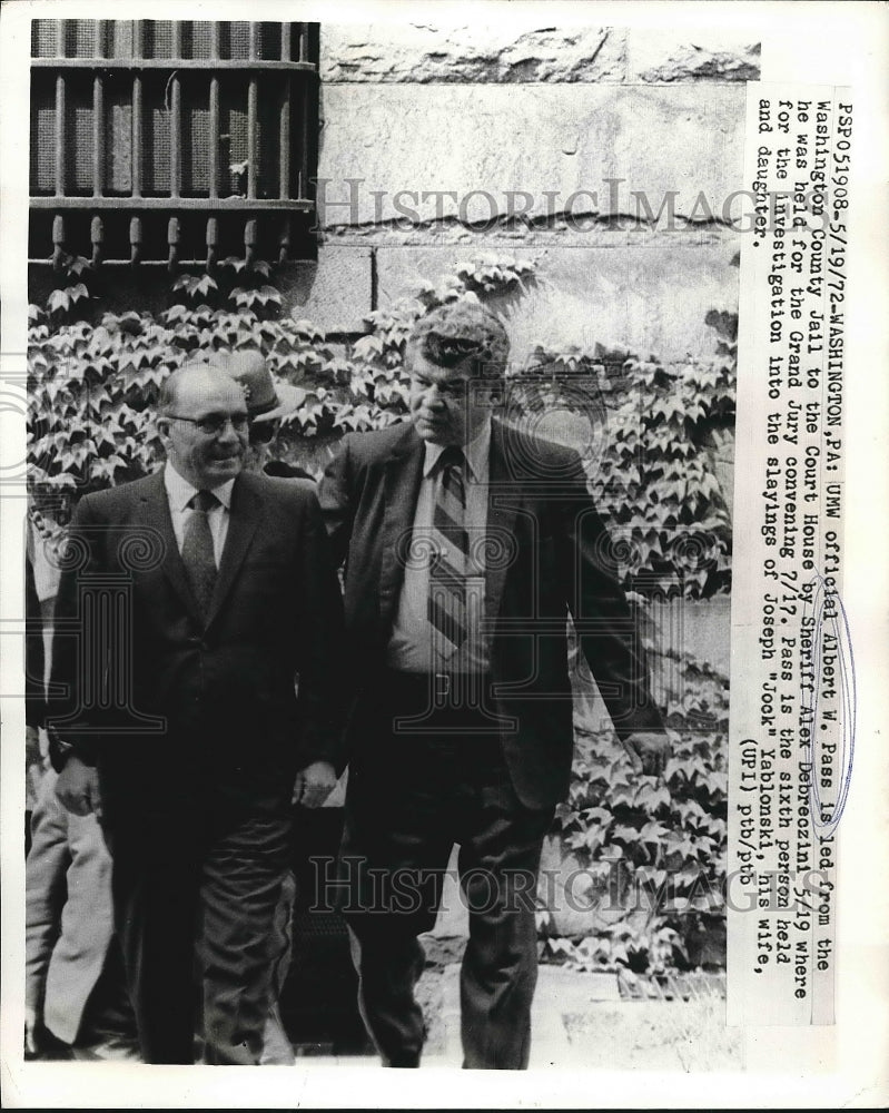1972 Press Photo UMW Official Albert W. Pass led to Court House by Sheriff Alex - Historic Images